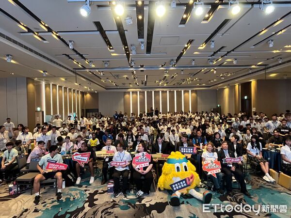 ▲台灣飛人陳信安、劉鴻敏現身力挺，威德眾星獎助計畫邁入第6年。（圖／記者杜奕君攝）