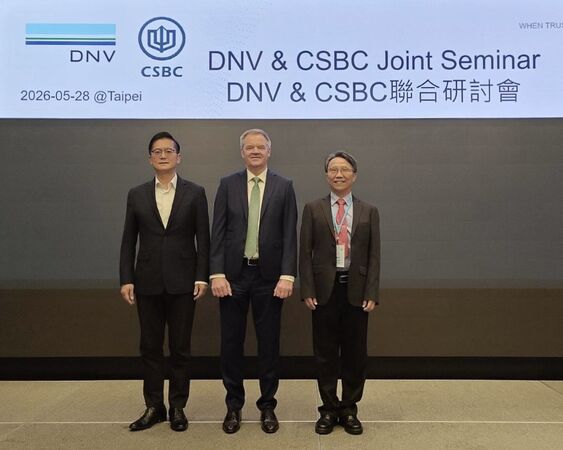 ▲右起台船蔡坤宗總經理、DNV大中華地區總裁Norbert Kray、交通部航港局陳賓權副局長合影。（圖／台船提供）