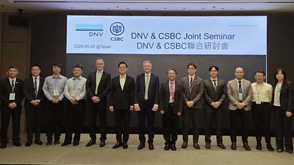 ▲DNV大中華地區總裁Norbert Kray(左七)、台船公司蔡坤宗總經理(左八)、交通部航港局陳賓權副局長(左六)與講者合影。（圖／台船提供）