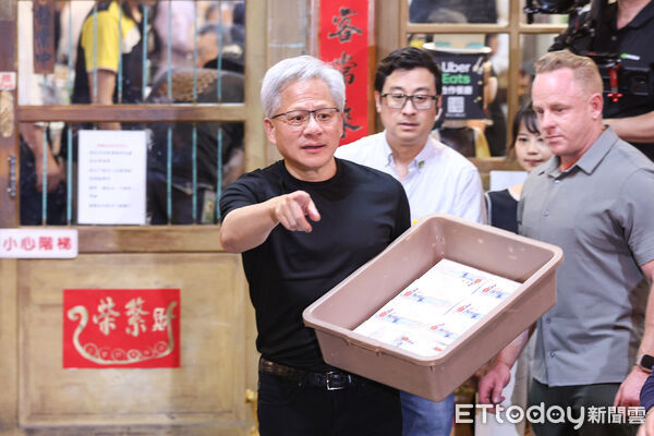 ▲輝達執行長黃仁勳與鴻海董事長劉揚偉、台積電董事長魏哲家發送餐點給媒體及民眾。（圖／記者林敬旻攝）
