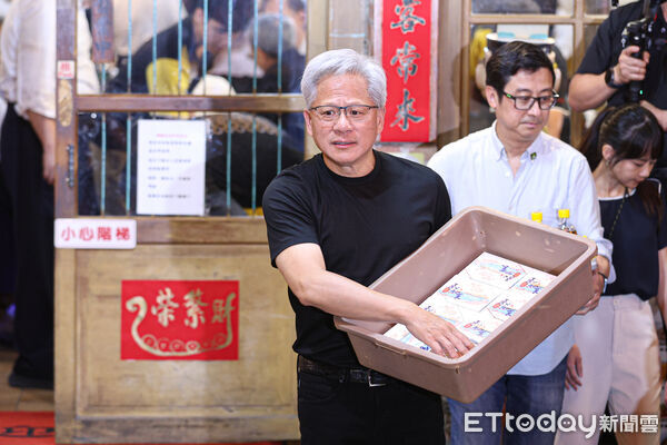 ▲輝達執行長黃仁勳與鴻海董事長劉揚偉、台積電董事長魏哲家發送餐點給媒體及民眾。（圖／記者林敬旻攝）