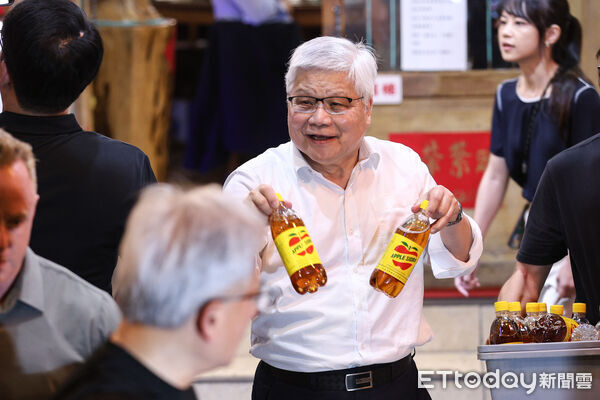 ▲輝達執行長黃仁勳與鴻海董事長劉揚偉、台積電董事長魏哲家發送餐點給媒體及民眾。（圖／記者林敬旻攝）