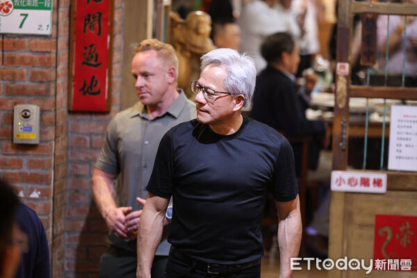 ▲面對失序的支持者搶餐點，輝達執行長黃仁勳險些動怒，大喊「恁是聽嘸台灣話是不是？」。（圖／記者林敬旻攝）