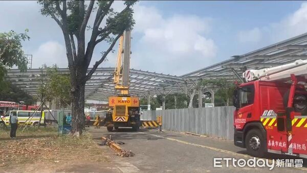 ▲▼   嘉義蘭潭國中驚傳屋頂施工意外，吊繩斷裂鋼板砸中工人不幸慘死  。（圖／民眾提供）
