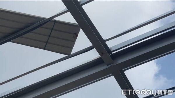 ▲▼   嘉義蘭潭國中驚傳屋頂施工意外，吊繩斷裂鋼板砸中工人不幸慘死  。（圖／民眾提供）