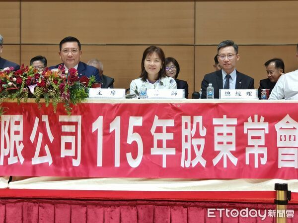▲左起陽明董事長蔡豐明、律師陳信瑩、陽明總經理李明輝在股東會上。（圖／記者張佩芬攝）