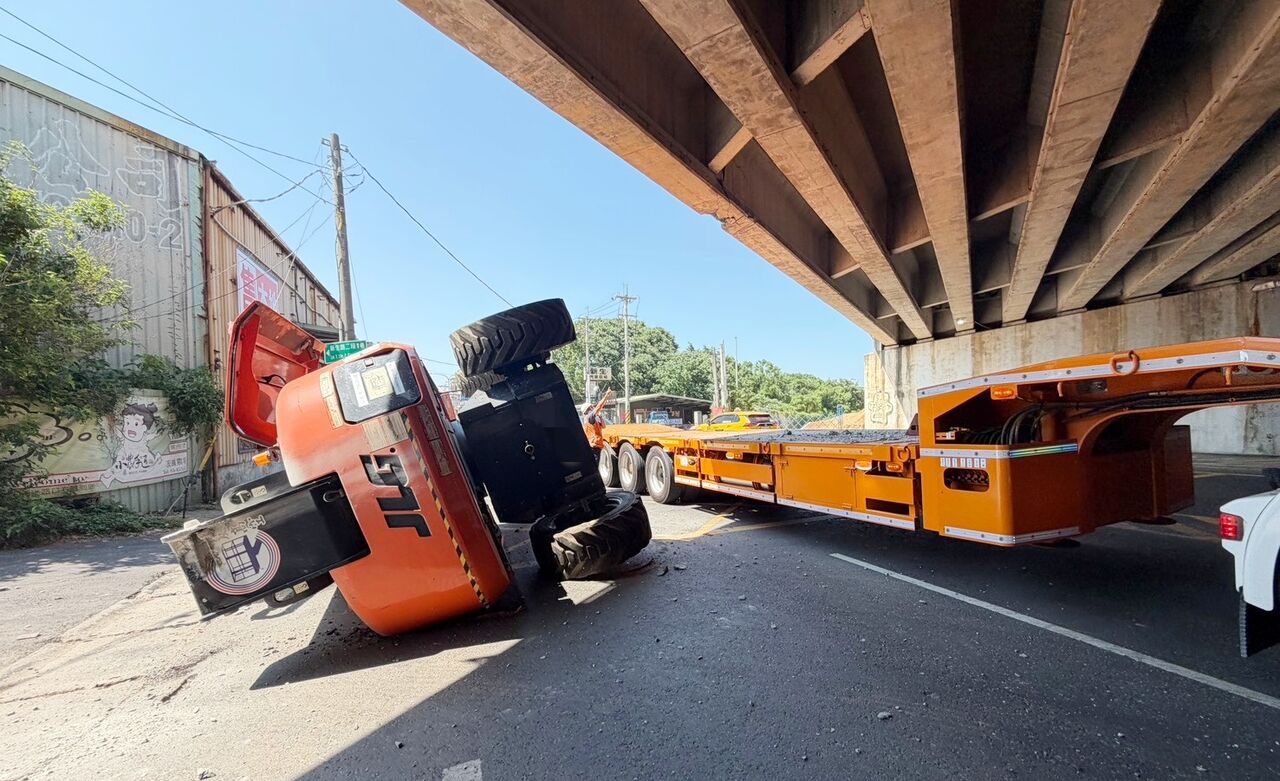 撞擊畫面!聯結車載高空作業車撞國道涵洞 水泥噴飛當場翻復