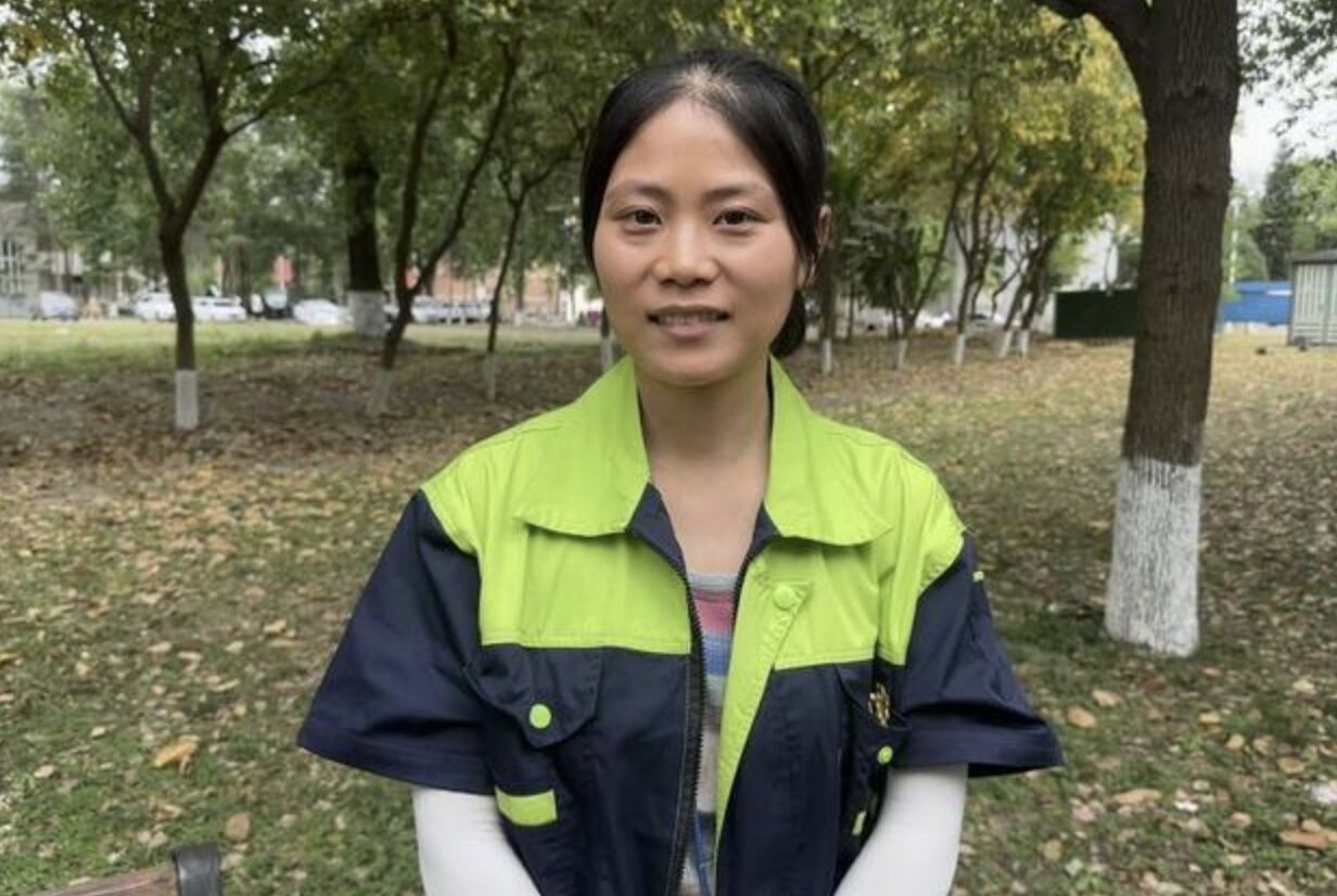 ▲33岁的双宝妈大学清洁工李佳成功考上该校研究所。 (图/翻摄封面新闻)