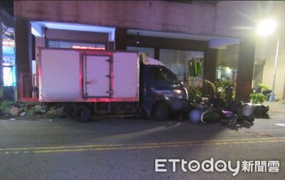 凌晨巨響嚇壞人！台中貨車煞車失靈狂衝　7機車被撞成一團