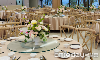 南投集團結婚浪漫開報名 新人搭氦氣球升空見證幸福