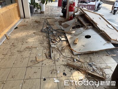 金門店家天花板突坍塌　一查木頭幾乎被白蟻蛀爛