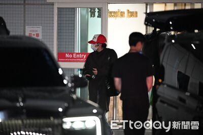 直擊／GD專機抵高雄「飛機滑錯跑道延誤」2度揮手粉絲暴動