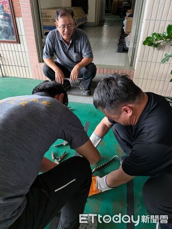 ▲▼  天氣酷熱蛇類亂闖！劇毒雨傘節「卡關」排水孔 嘉市專人24小時急救援  。（圖／鄭榮貴提供）