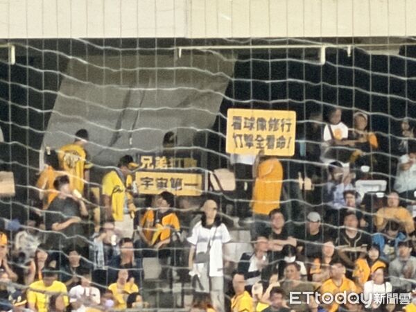 [新聞] WCY-球迷再舉牌「打教宇宙第一」　兄弟7局超前悍將 - 棒球 - PTT.BEST 批踢踢爆文
