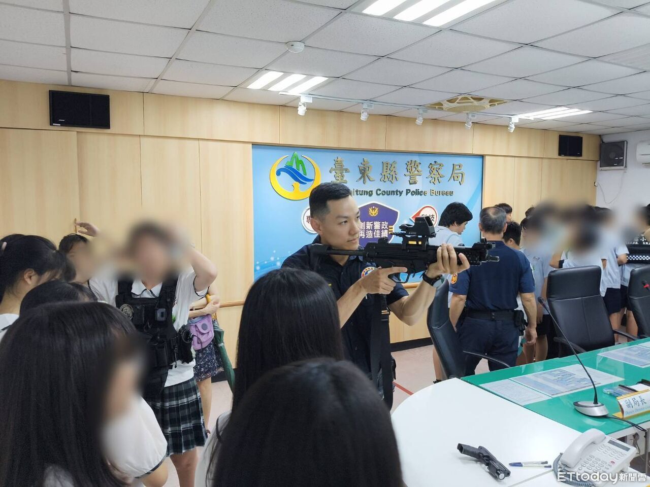 新生國中師生參訪警察局 寓教於樂強化法治與安全觀念