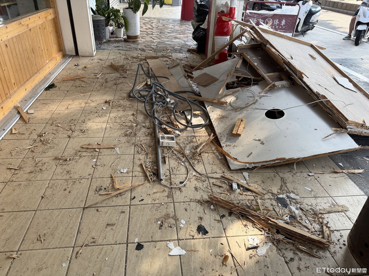金門店家天花板突坍塌 一查木頭幾乎被白蟻蛀爛