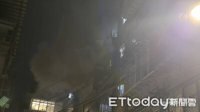 快訊／板橋公寓深夜火警　濃煙竄出窗戶