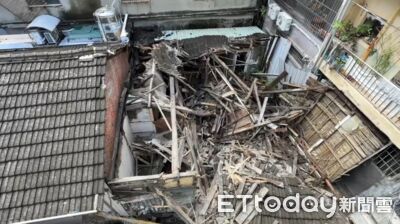 高雄木造老屋突坍塌！超慘畫面曝光　30年沒人住！被白蟻蛀到倒了