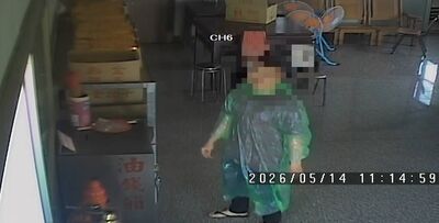 雨衣盜偷宮廟「還開冰箱喝飲料」詭異畫面曝　25歲無業男被逮