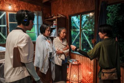 狂風暴雨死命抵擋！　陸弈靜拍淹水戲「全身發抖」苦笑：沒內衣換了