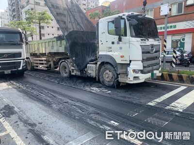 蘆洲砂石車車斗故障！汙泥瀑布一路狂洩　滿地泥漿畫面曝