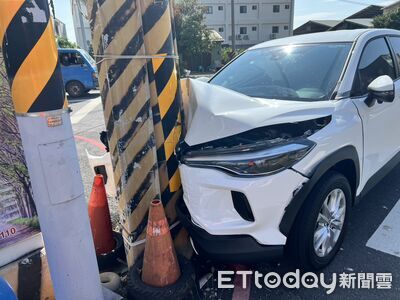 休旅車撞電桿駕駛受困！離消防分隊僅20公尺　消防員零時差救人