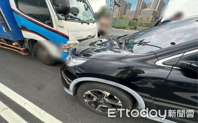 荒唐毒駕畫面曝！台1線轎車逆向停路中　無辜駕駛下車報警衰遭撞