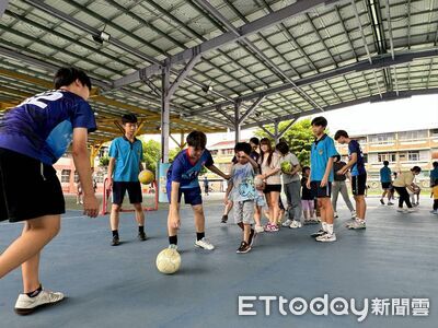 大手牽小手踢出愛　埤頭國中足球隊陪慢飛天使奔跑圓夢