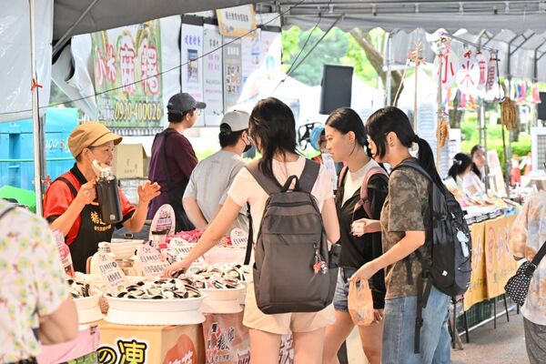 ▲「2026北投夏日祭り」即日起至6月21日登場，北投公園噴水池上方設有2隻鯉魚裝置，營造「鯉魚躍龍門」夜色。（圖／北市商業處提供）