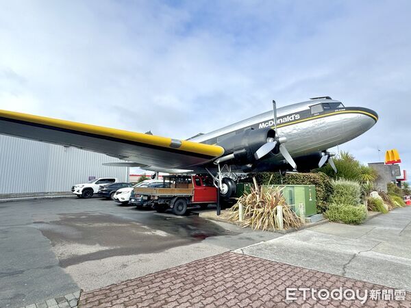 ▲陶波市中心的麥當勞店外停放著一架退役DC-3客機，被譽為「世界最酷麥當勞」,陶波市旅遊,陶波市景點,飛機麥當勞。（圖／記者彭懷玉攝）