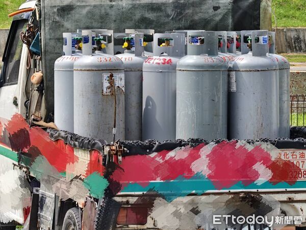 ▲員林市瓦斯車司機毒駕自撞路邊車。（圖／記者唐詠絮攝）