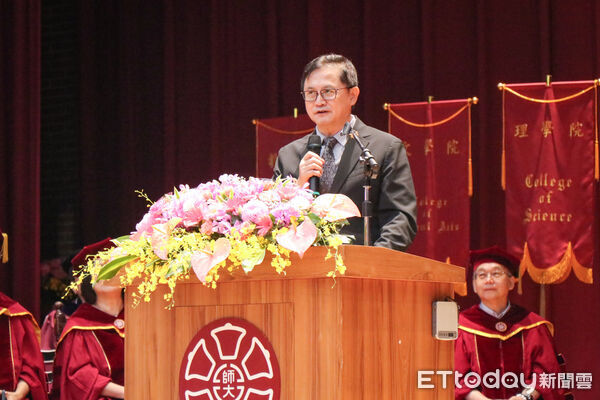 ▲▼和碩聯合科技董事長童子賢為台師大4千多位畢業生送上啟程祝福與人生勉勵。（圖／台師大提供）