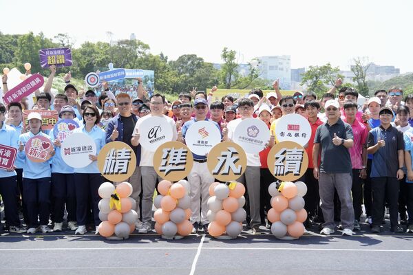 ▲2026年企業射箭聯賽開幕，貴賓和選手合影留念。（圖／中華射箭協會提供）