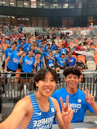 ▲無賽程選手也在場邊為今晚出賽選手加油打氣。（圖／中華田徑協會提供）