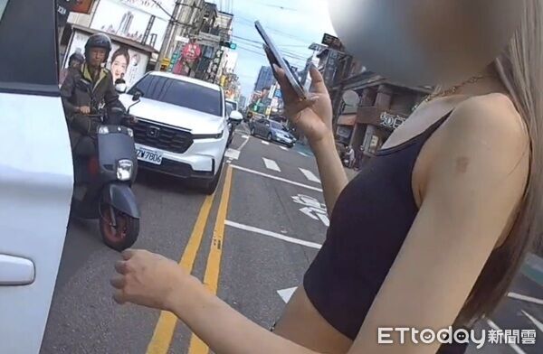 短褲背心女吸菸彈「ㄎㄧㄤ坐路邊」 押上警車還呆問:要去哪裡