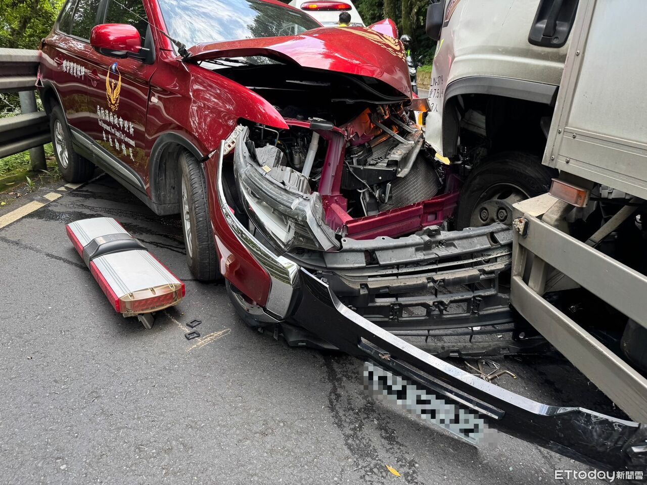災勘車東西掉了急掉頭!北宜公路對撞大貨車 車頭爛毀畫面曝