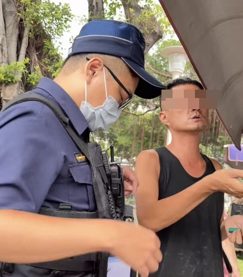 遮陽傘擋垃圾車!暴力男「切筍刀當飛刀」想射人 見警喊:開玩笑