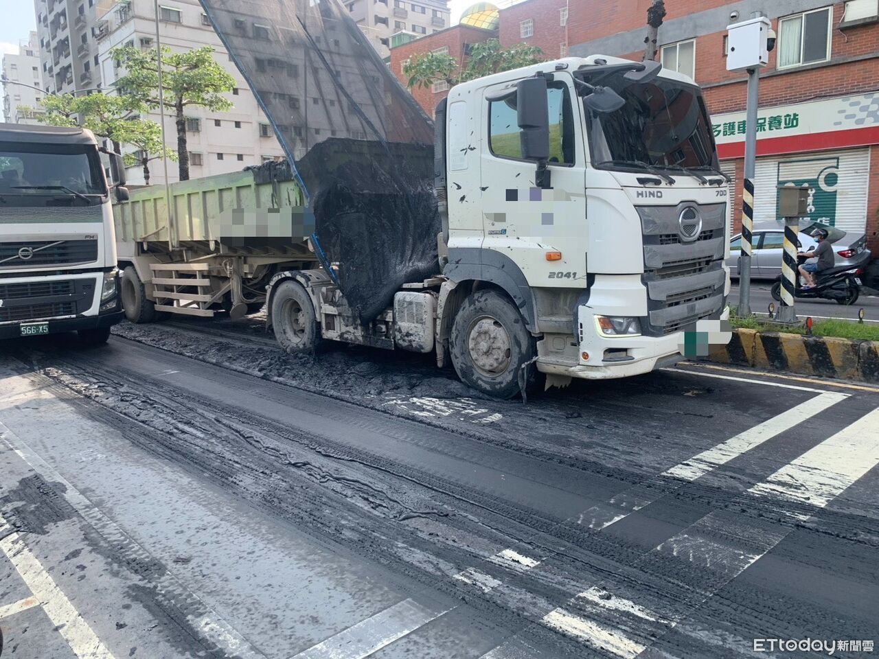 蘆洲砂石車車斗故障!汙泥瀑布一路狂洩 滿地泥漿畫面曝