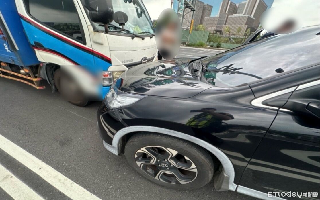 荒唐毒駕畫面曝!台1線轎車逆向停路中 無辜駕駛下車報警衰遭撞