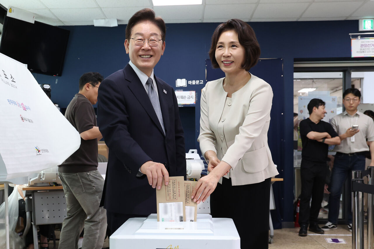 李在明投票「走出圈票處」遭質疑!在野黨喊違規、選委會認定有效