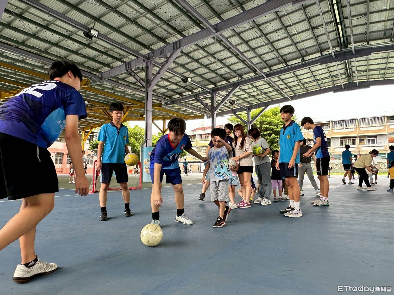 大手牽小手踢出愛 埤頭國中足球隊陪慢飛天使奔跑圓夢