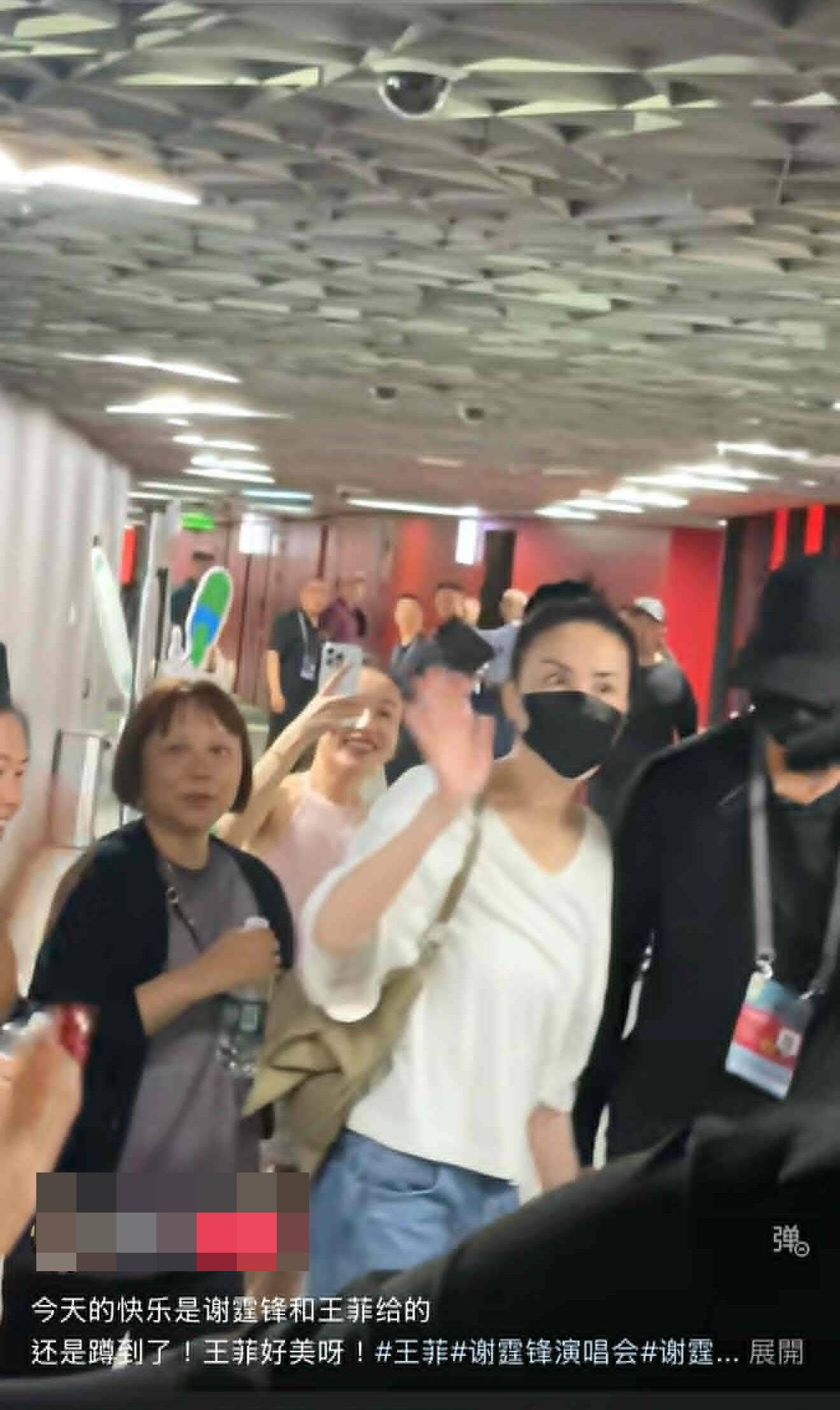 ▲▼謝霆鋒北京鳥巢演唱會，王菲低調現身包廂區。（圖／翻攝自微博）