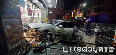 蘆洲2車深夜碰撞！白車失控衝超商　撞歪門柱落地窗全碎
