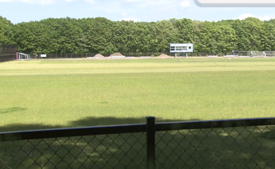 黑熊「悠哉逛足球場」！北海道千歲市公園急封鎖　出動獵人