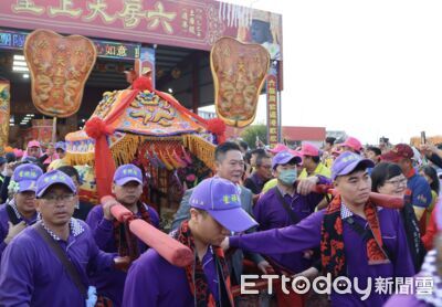 人潮迎聖駕 六房媽過爐展現300年信仰生命力