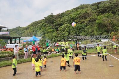 石門水梯田變身泥巴排球場　新北食農教育玩出新體驗