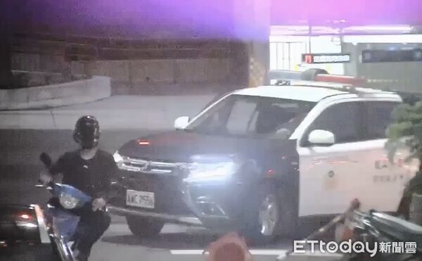 ▲▼兵姓男子骑机车在路口红灯回转,不但拒检还沿途闯红灯、逆向,警方尾追1公里逮人,查出他毒驾并持毒品。 (图/记者吴世龙翻摄)