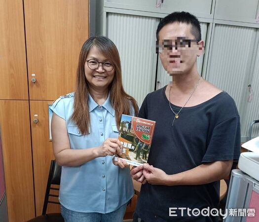 ▲▼更保分會小敏主任特別致贈主愛之家《老屋裡的重生》給予個案。（圖／臺灣更生保護會提供）