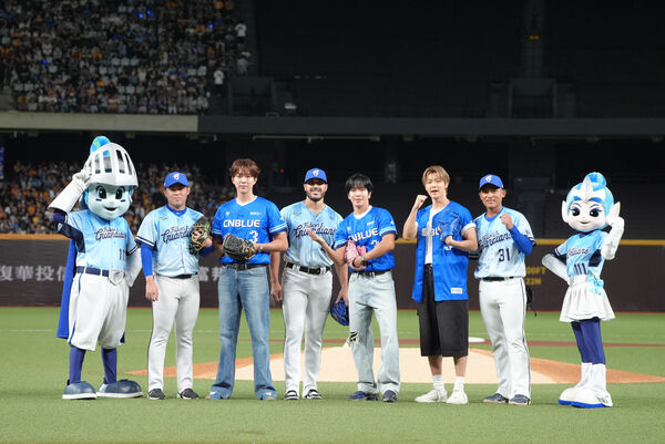 ▲▼CNBLUE為富邦悍將開球。（圖／富邦悍將提供）