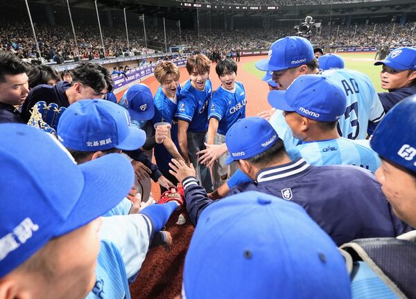 ▲▼CNBLUE為富邦悍將開球。（圖／富邦悍將提供）